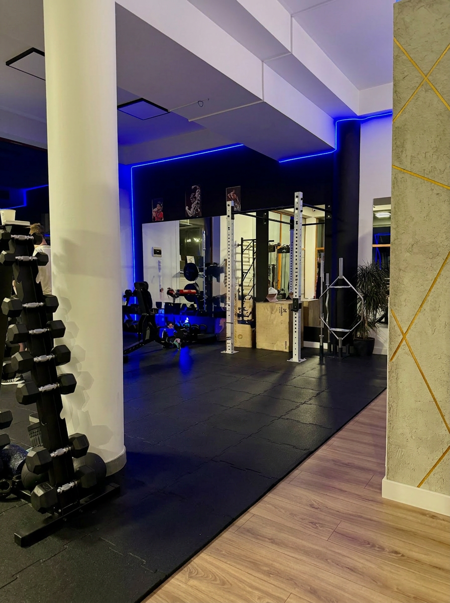Jasna sala treningowa z dużymi oknami i sprzętem cardio w studio w Dobczycach